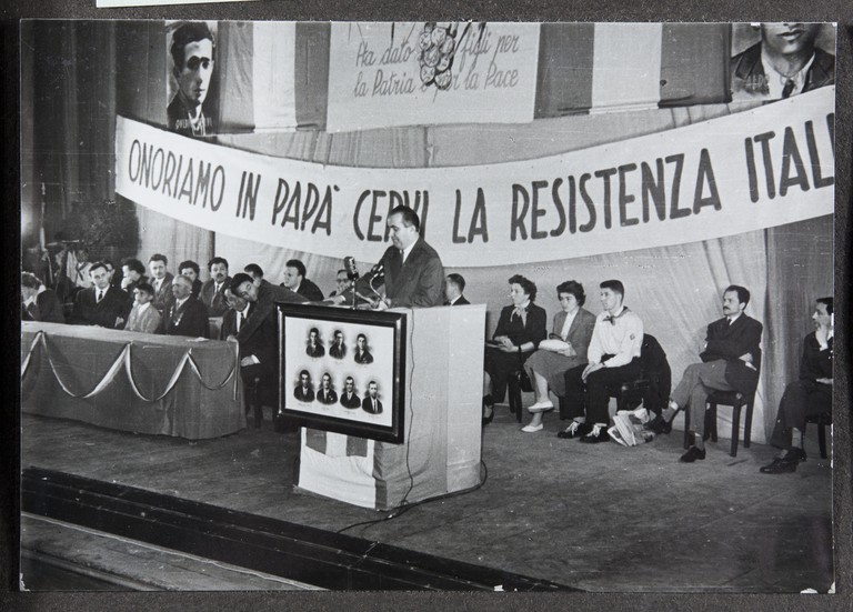 Reggio Emilia, 1955, Teatro Municipale, Festeggiamenti per l'80° di Alcide Cervi, palco delle autorità